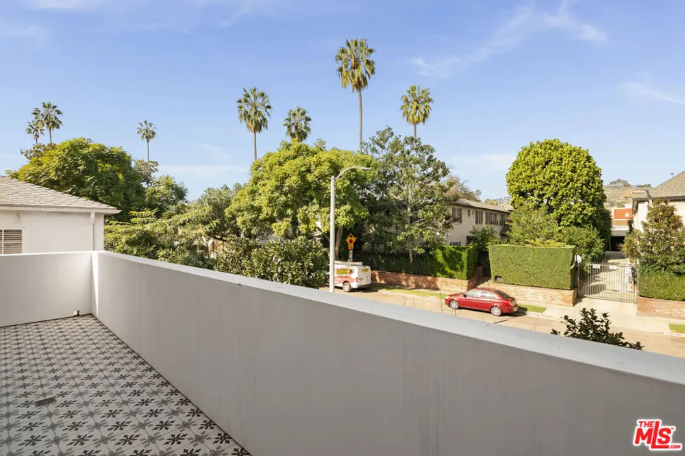 7914 NORTON AVENUE #202 West Hollywood, CA 90046