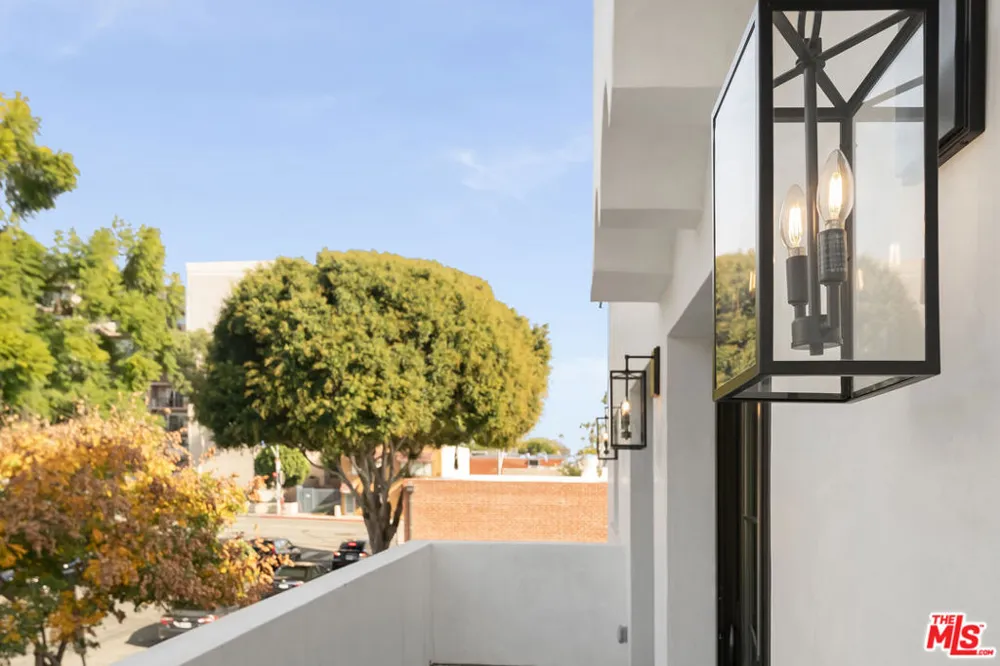 7914 NORTON AVENUE #202 West Hollywood, CA 90046
