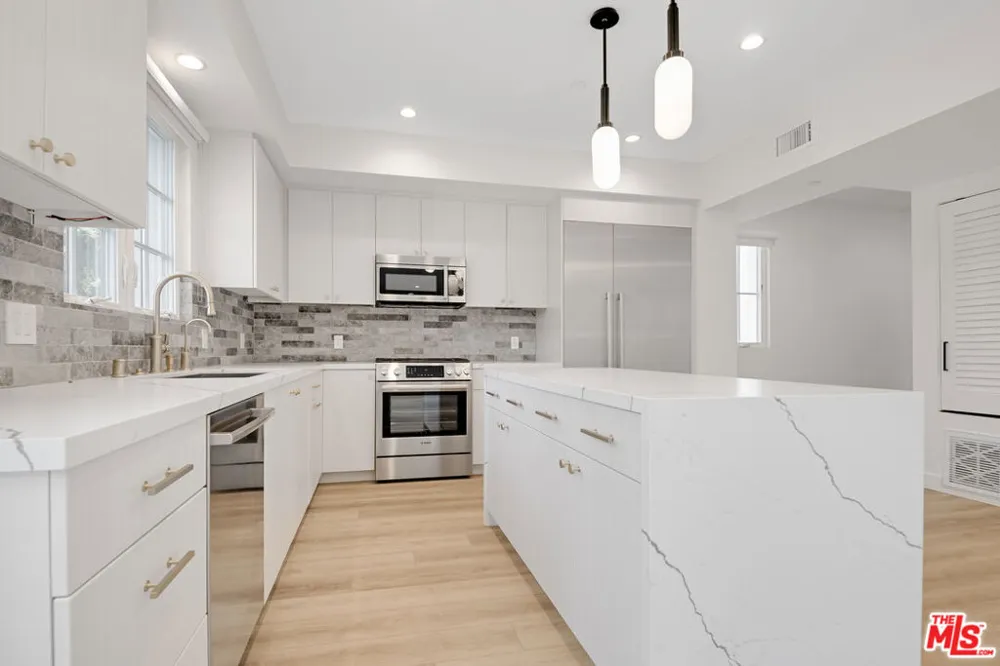 7914 NORTON AVENUE #202 West Hollywood, CA 90046