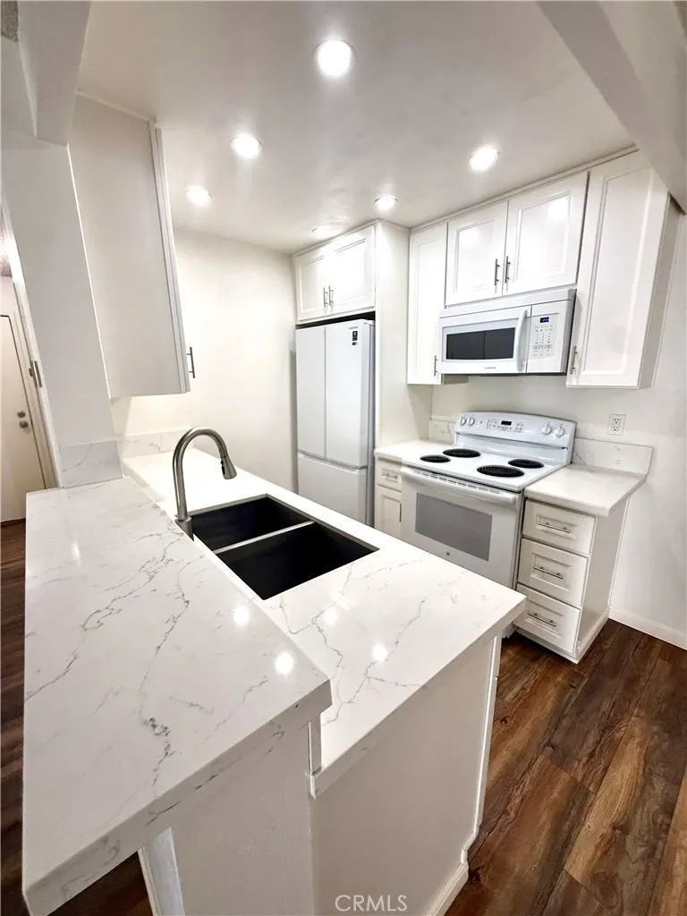 8163 Redlands Street #44 Playa del Rey, CA 90293