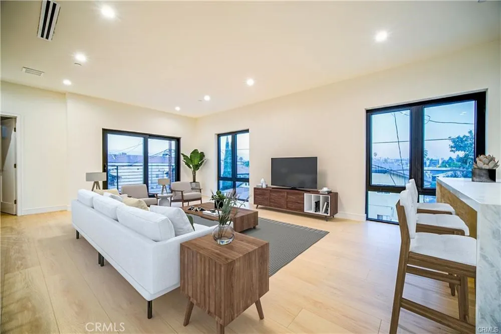 618 Mariposa Ave Avenue Los Angeles, CA 90004