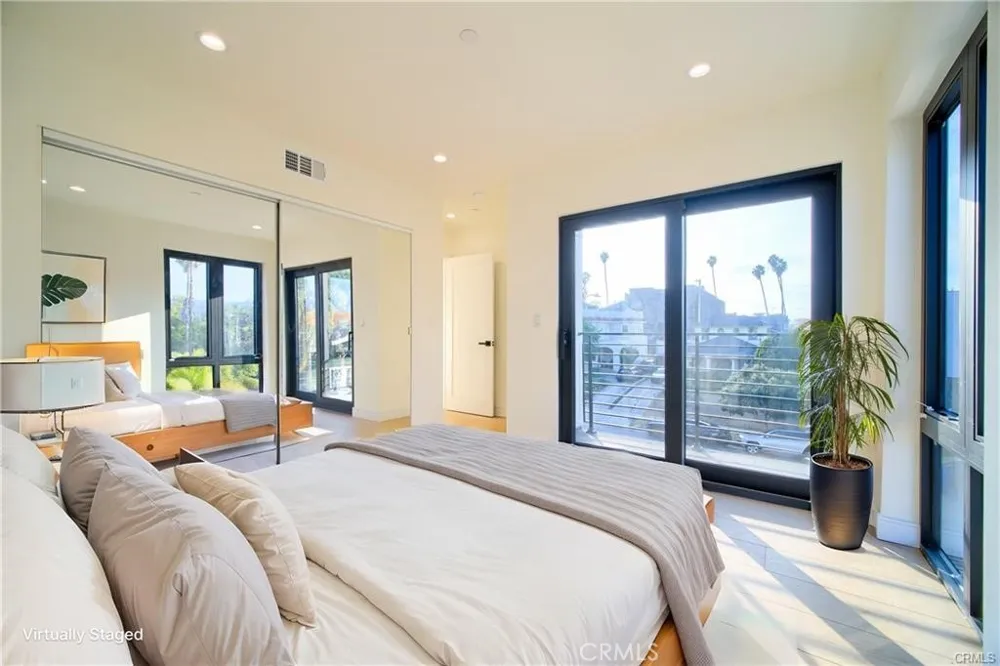 618 Mariposa Ave Avenue Los Angeles, CA 90004