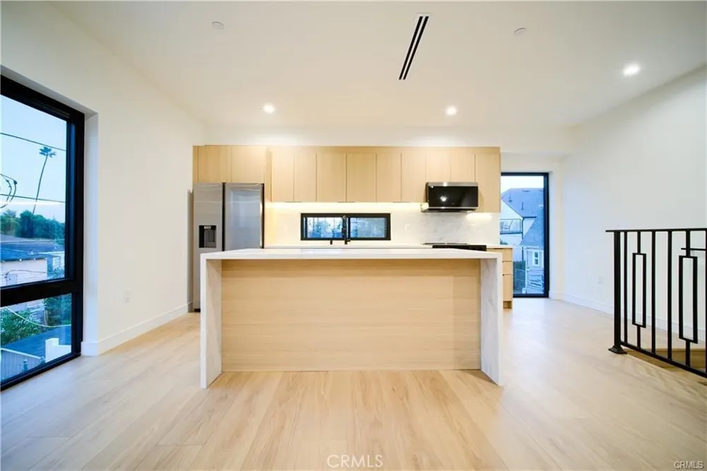 618 Mariposa Ave Avenue Los Angeles, CA 90004