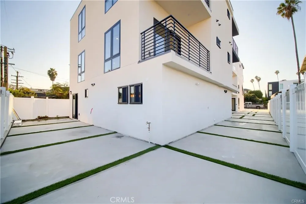 618 Mariposa Ave Avenue Los Angeles, CA 90004