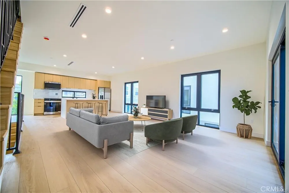 618 Mariposa Ave Avenue Los Angeles, CA 90004