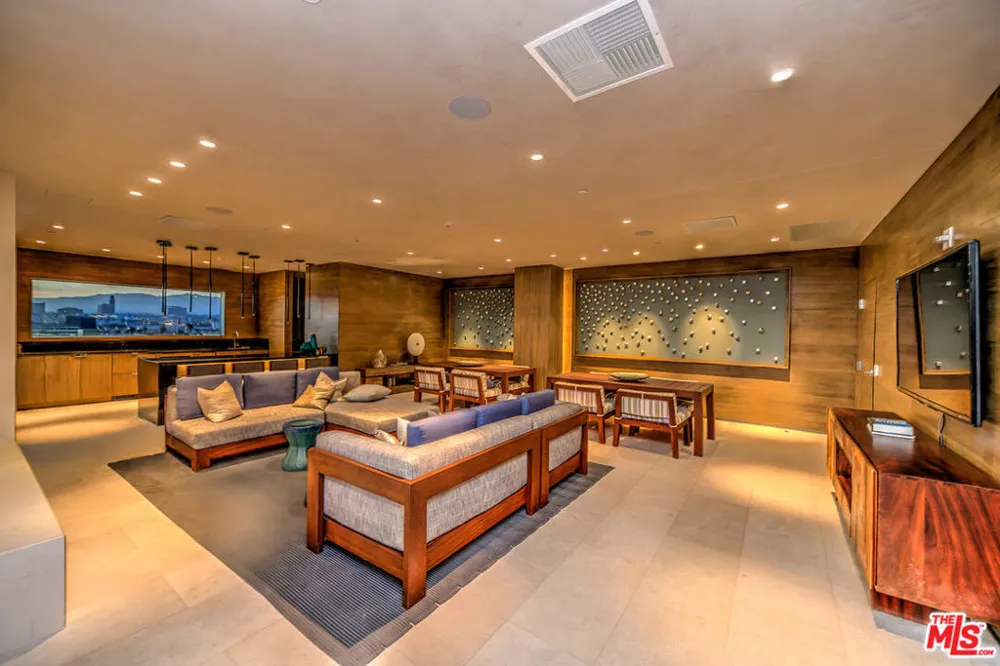 1755 Ocean Avenue #608 Santa Monica, CA 90401