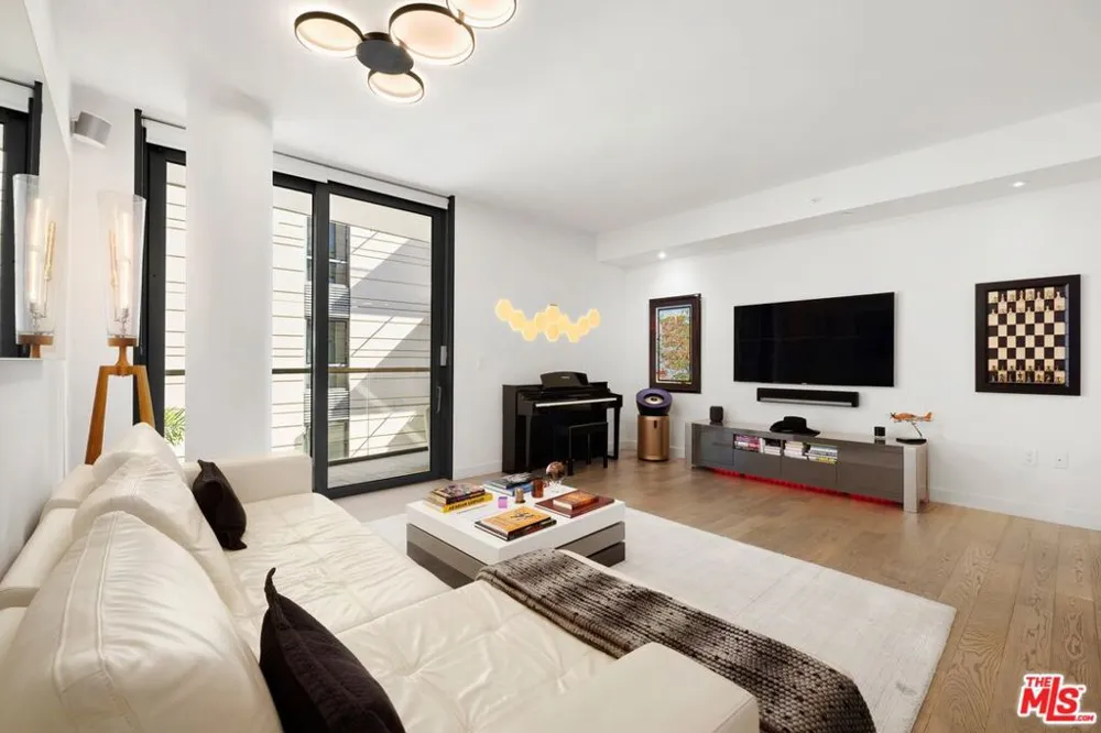 1755 Ocean Avenue #608 Santa Monica, CA 90401