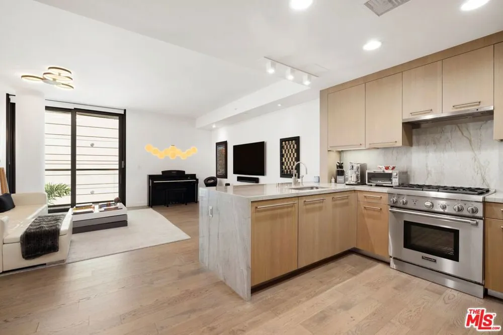 1755 Ocean Avenue #608 Santa Monica, CA 90401