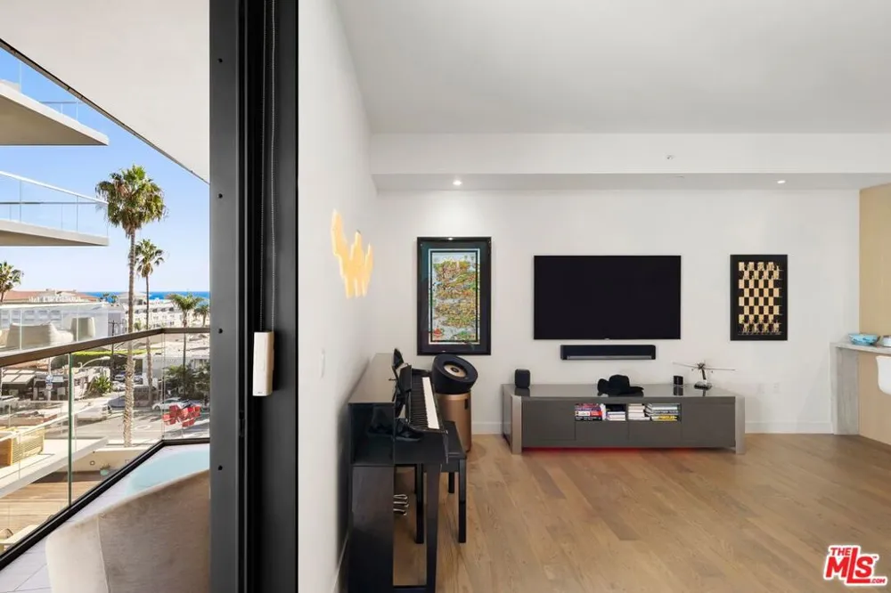 1755 Ocean Avenue #608 Santa Monica, CA 90401