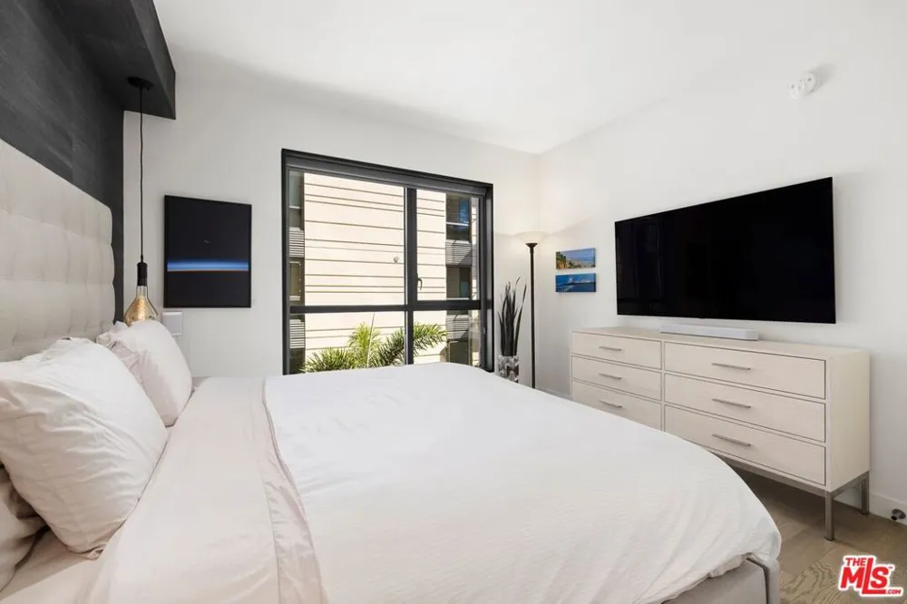 1755 Ocean Avenue #608 Santa Monica, CA 90401