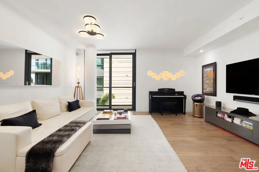 1755 Ocean Avenue #608 Santa Monica, CA 90401