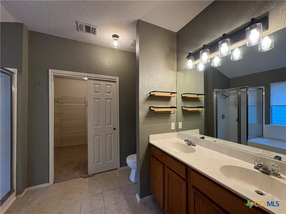701 Sampson Kyle, TX 78640