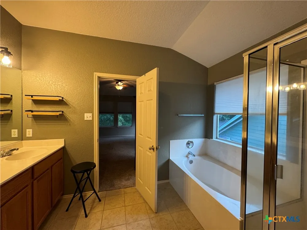 701 Sampson Kyle, TX 78640
