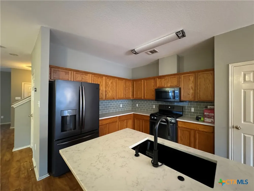 701 Sampson Kyle, TX 78640