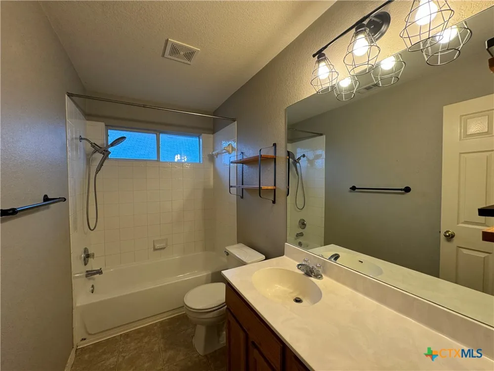 701 Sampson Kyle, TX 78640