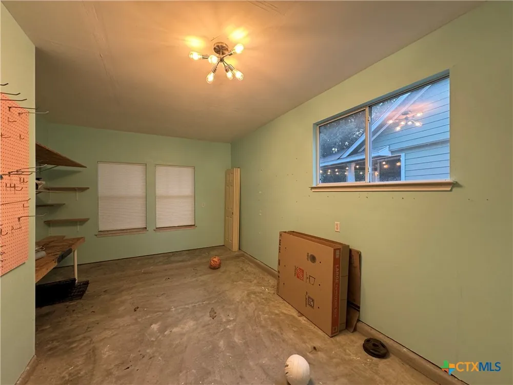 701 Sampson Kyle, TX 78640
