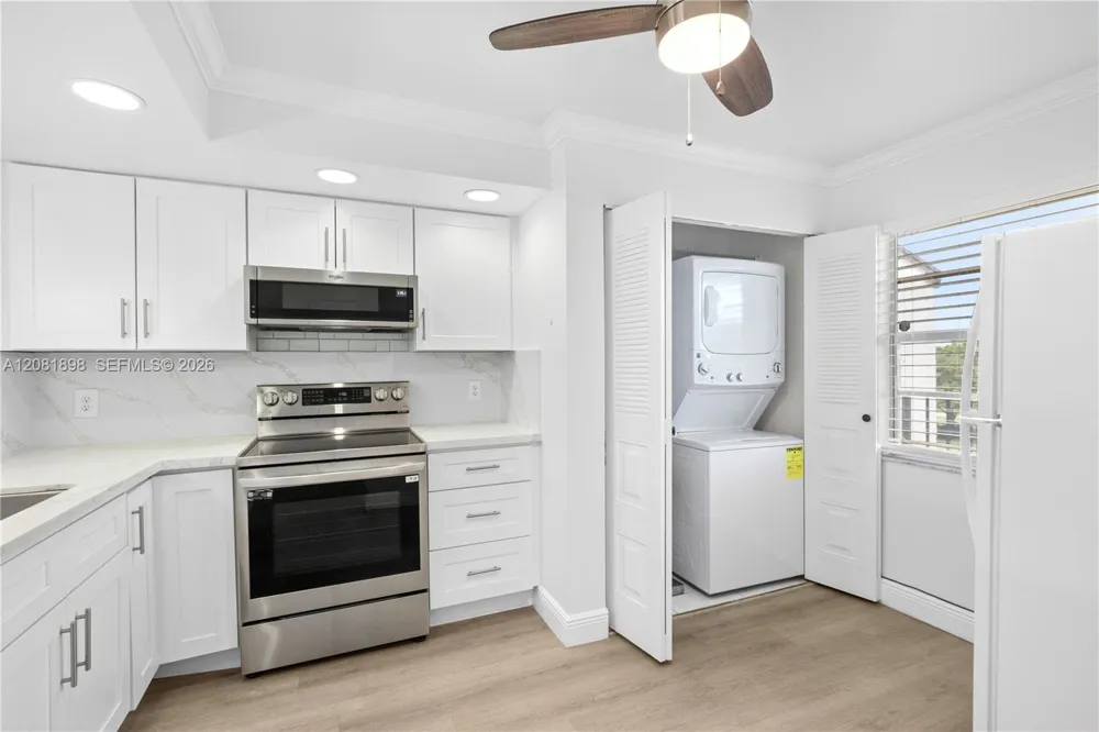 27 Abbey Ln #403 Delray Beach, FL 33446