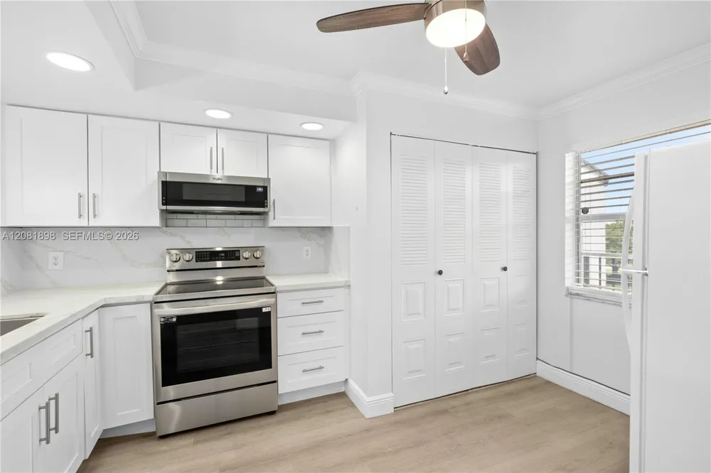 27 Abbey Ln #403 Delray Beach, FL 33446