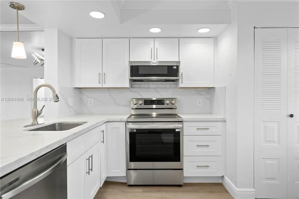 27 Abbey Ln #403 Delray Beach, FL 33446