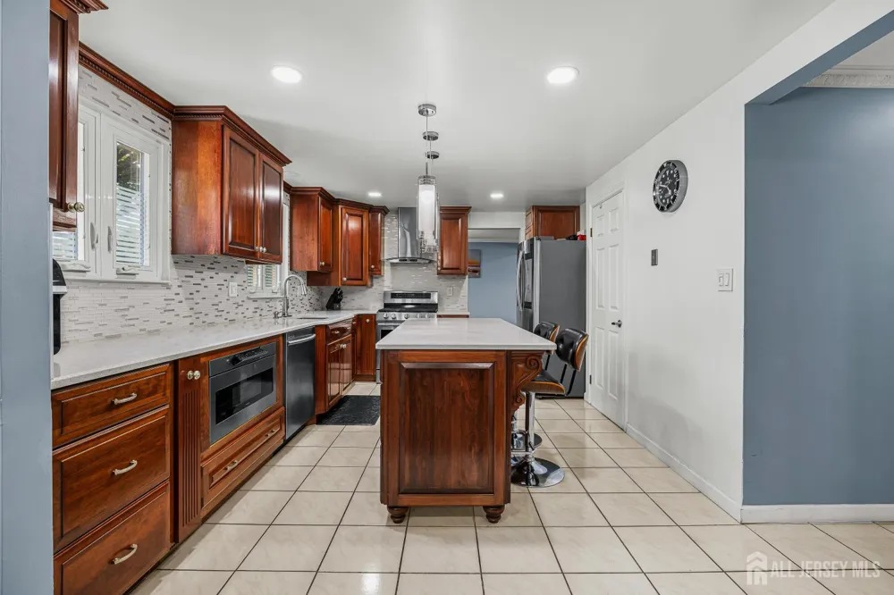 907 Mer-edinburg Road Hamilton, NJ 08690