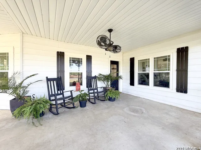 901 ZIG ZAG AVE Devine, TX 78016