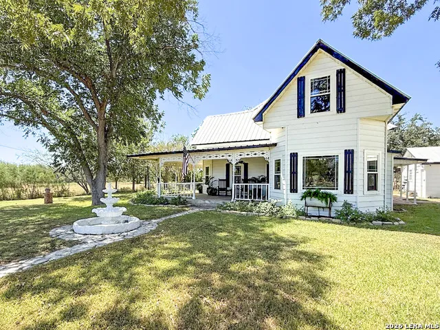 901 ZIG ZAG AVE Devine, TX 78016