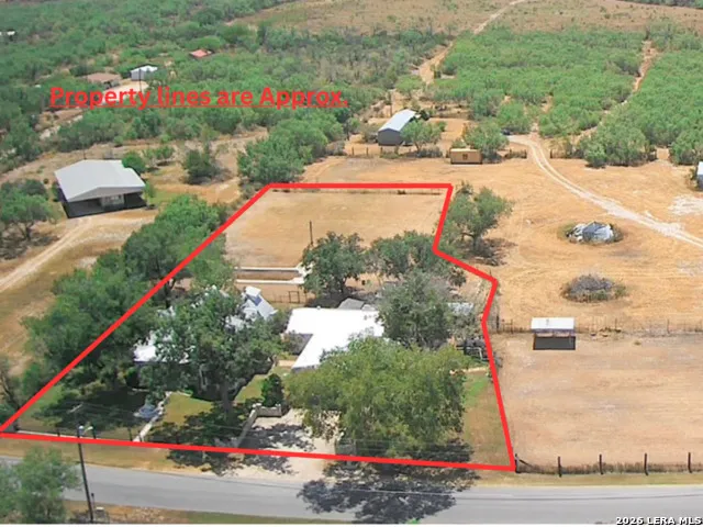 901 ZIG ZAG AVE Devine, TX 78016