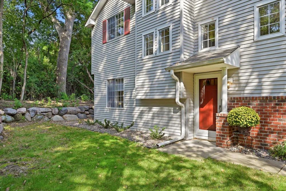 14355 Raymond Lane Eden Prairie, MN 55347