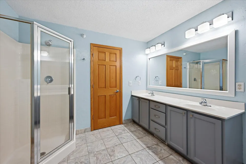 14355 Raymond Lane Eden Prairie, MN 55347