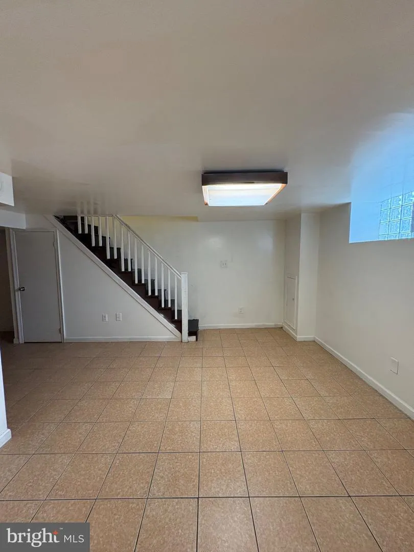 2112 LONGSHORE AVENUE Philadelphia, PA 19149