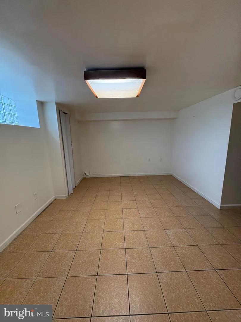 2112 LONGSHORE AVENUE Philadelphia, PA 19149