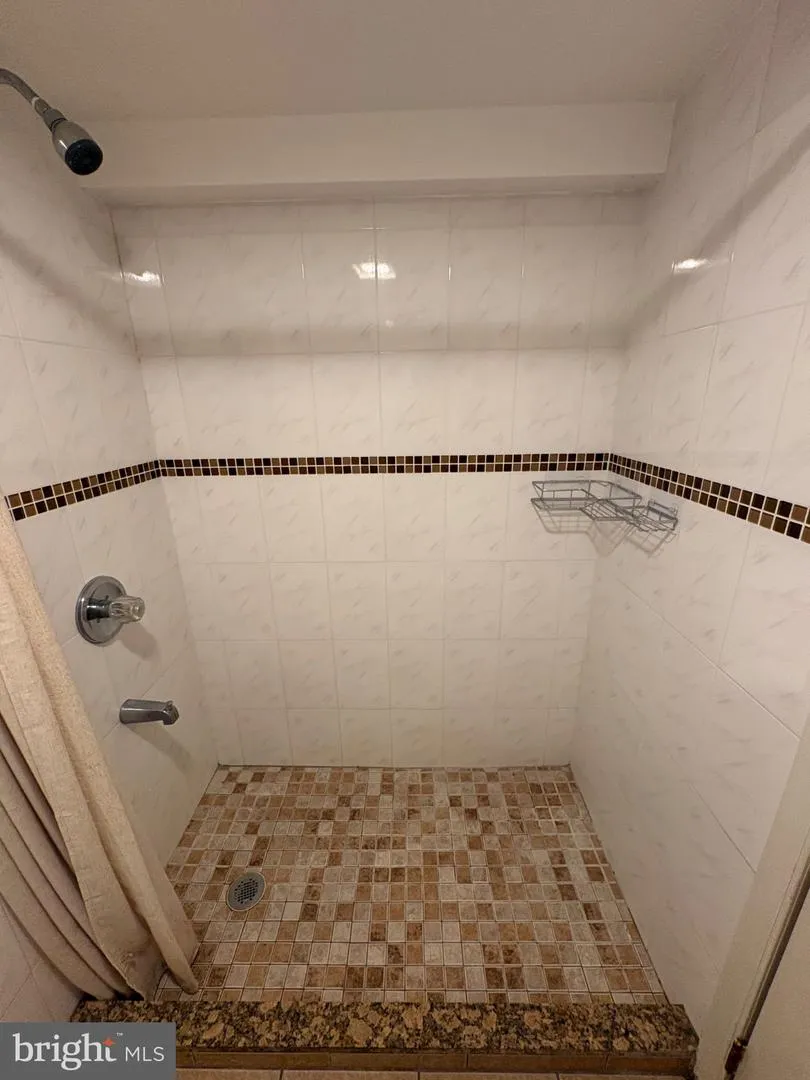 2112 LONGSHORE AVENUE Philadelphia, PA 19149