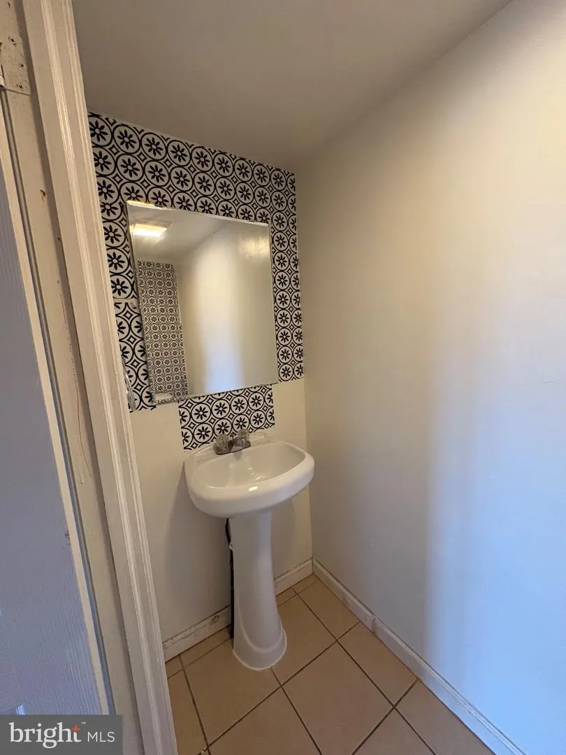2112 LONGSHORE AVENUE Philadelphia, PA 19149
