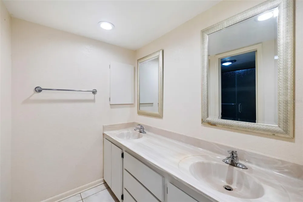 14225 CYPRESS CIRCLE #14225 Tampa, FL 33618
