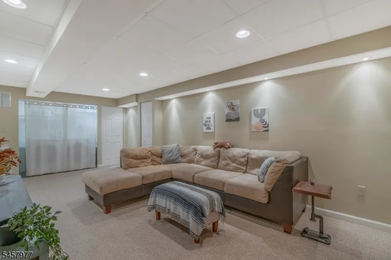 416 Willow Ct Raritan, NJ 08822