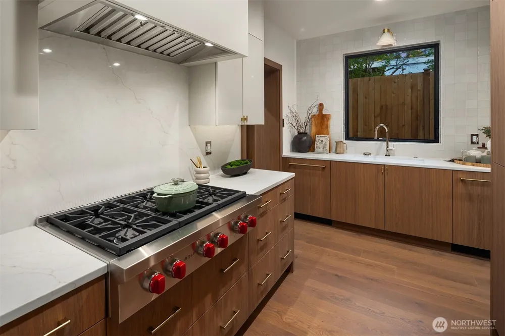 9030 NE 21st Place Clyde Hill, WA 98004