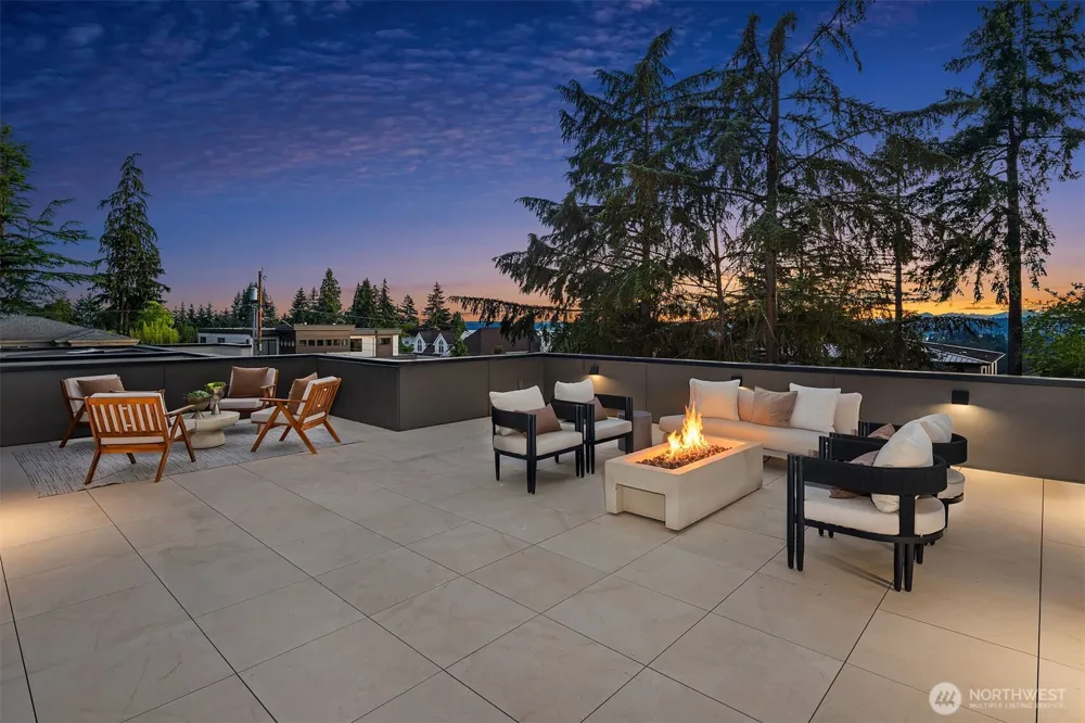 9030 NE 21st Place Clyde Hill, WA 98004