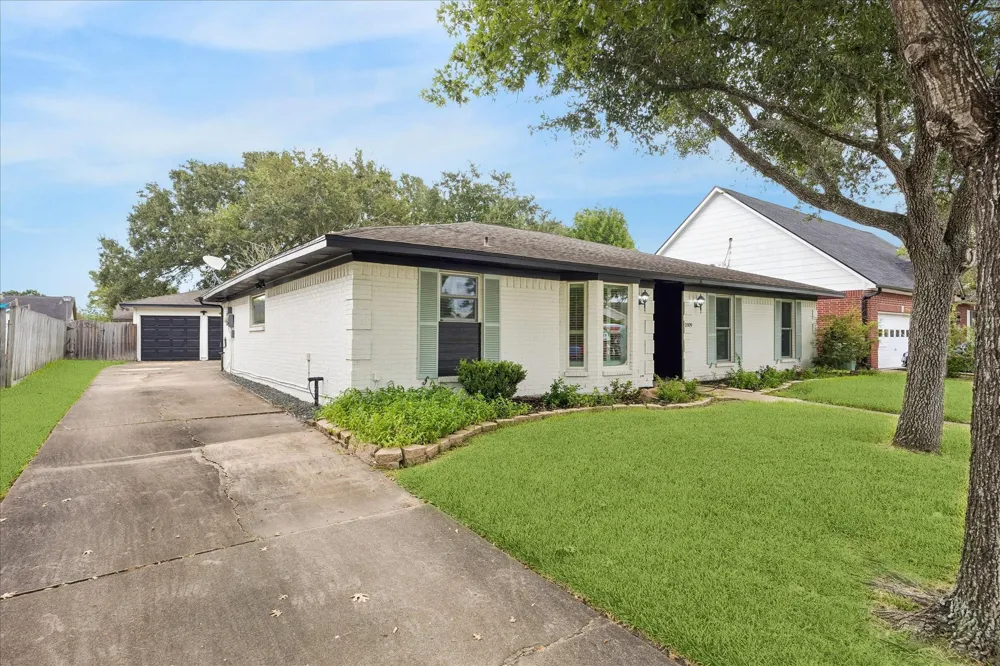1809 Winding Creek Drive Pearland, TX 77581