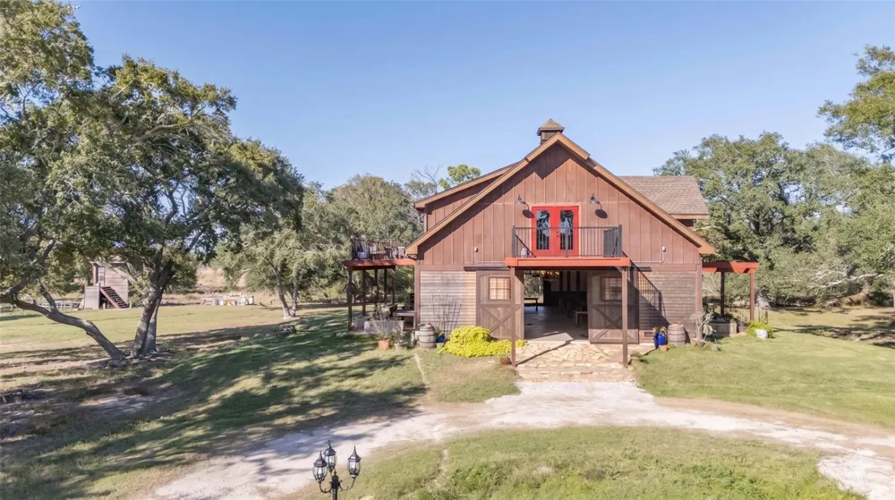 6641 S Eagle Road Anahuac, TX 77514