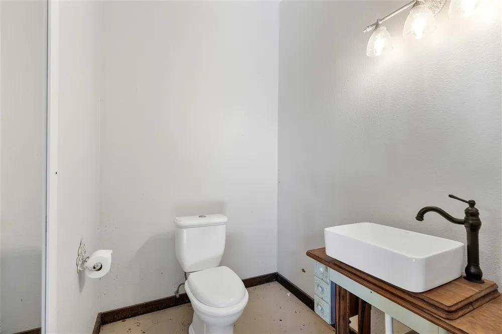 6641 S Eagle Road Anahuac, TX 77514