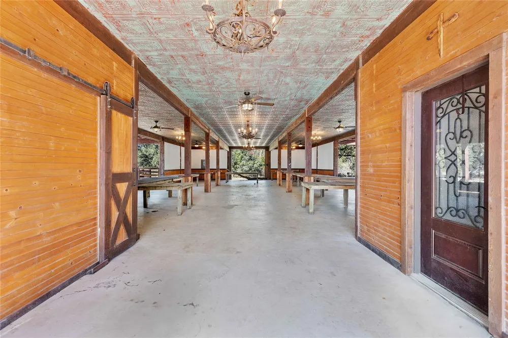 6641 S Eagle Road Anahuac, TX 77514