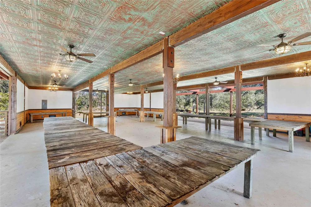 6641 S Eagle Road Anahuac, TX 77514