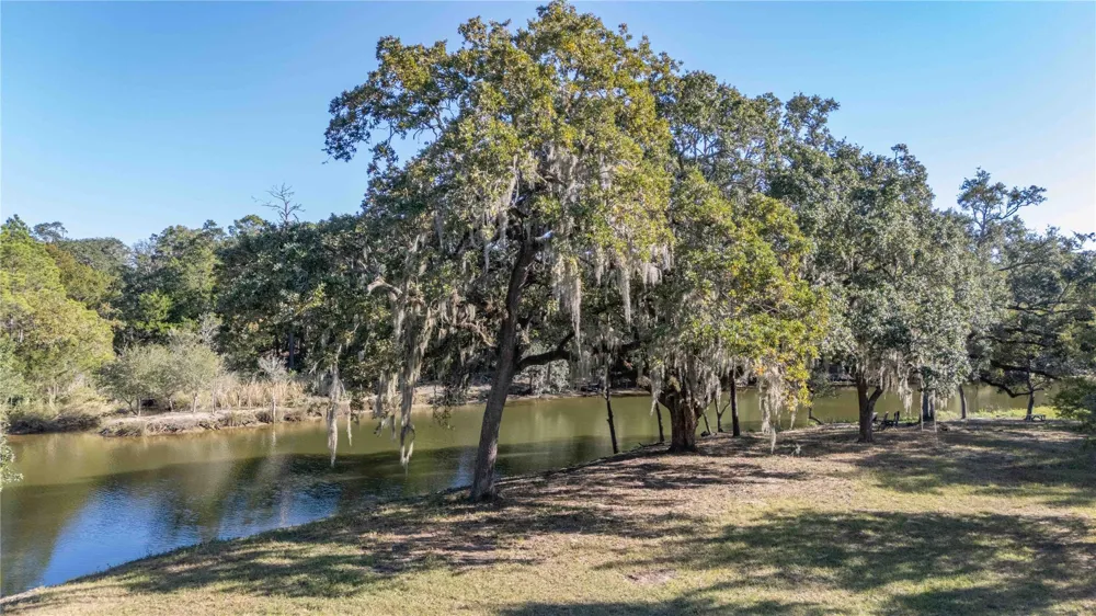 6641 S Eagle Road Anahuac, TX 77514