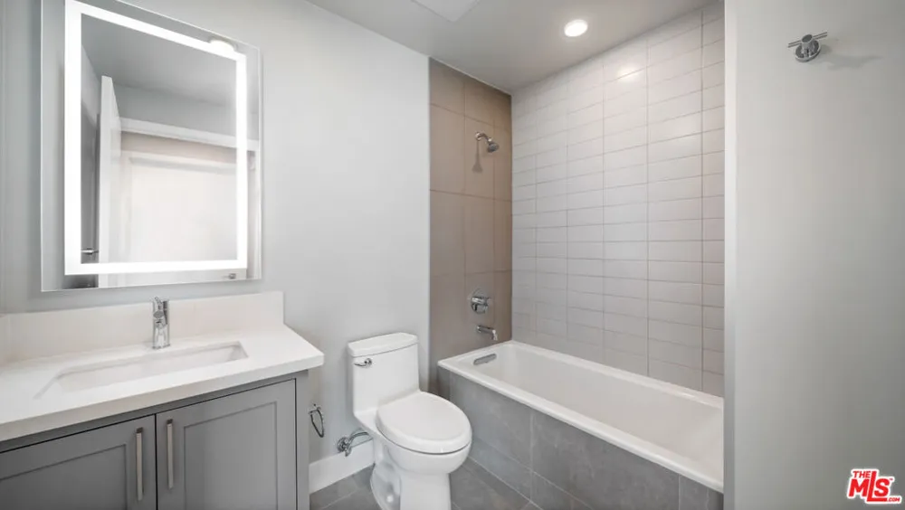 927 Fedora Street #301 Los Angeles, CA 90006