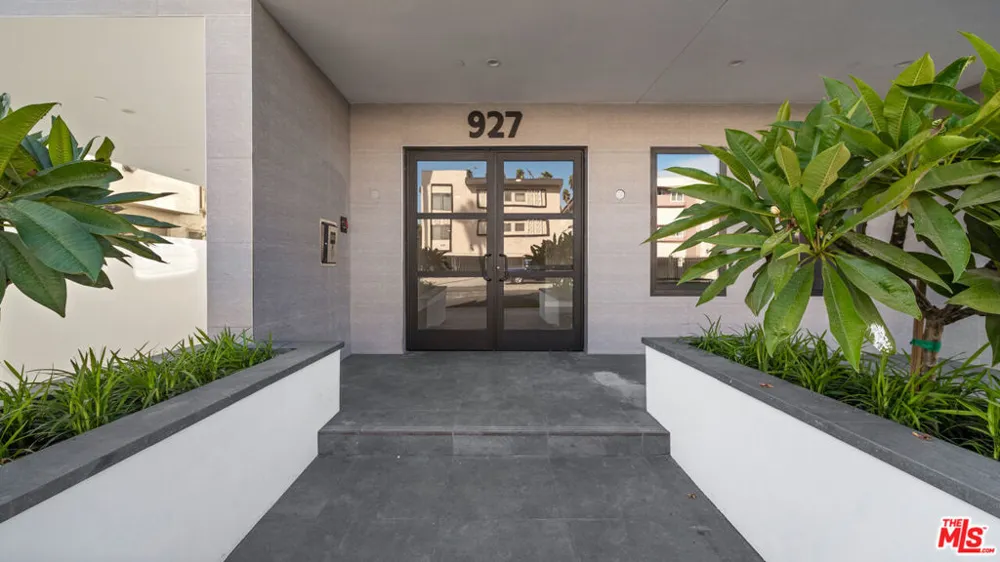 927 Fedora Street #301 Los Angeles, CA 90006