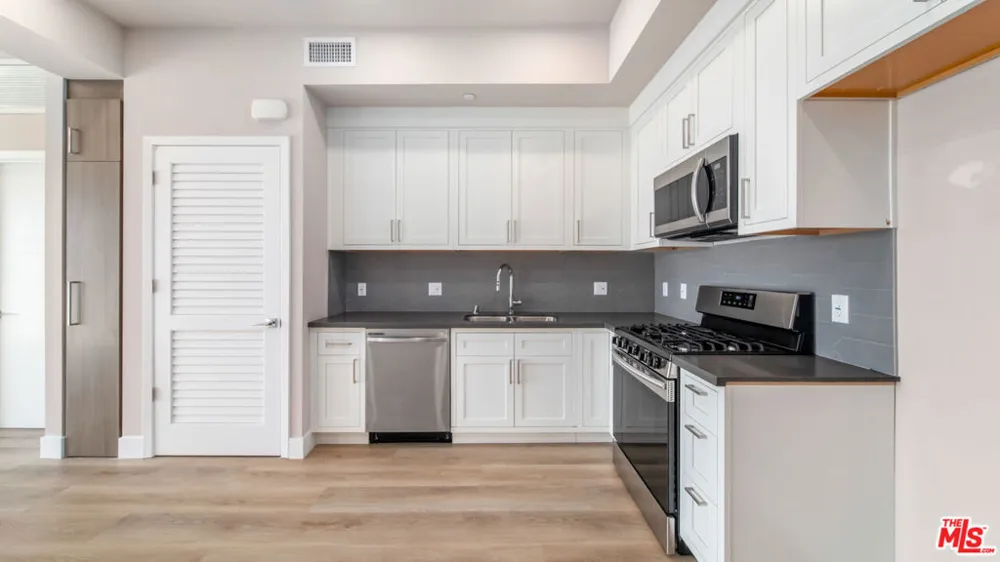 927 Fedora Street #301 Los Angeles, CA 90006
