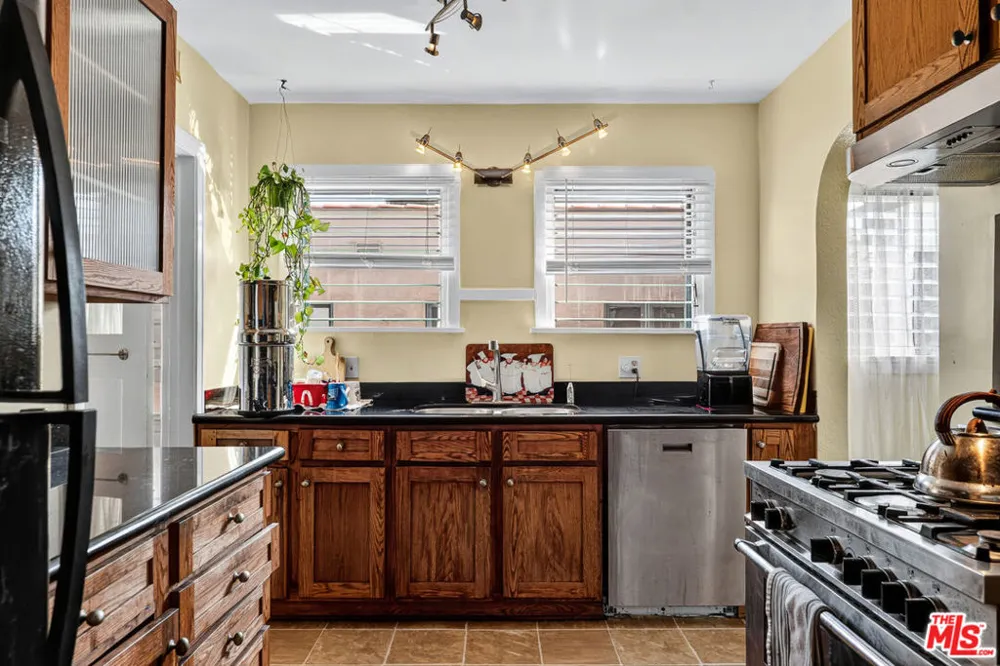 420 Orange Drive Los Angeles, CA 90036