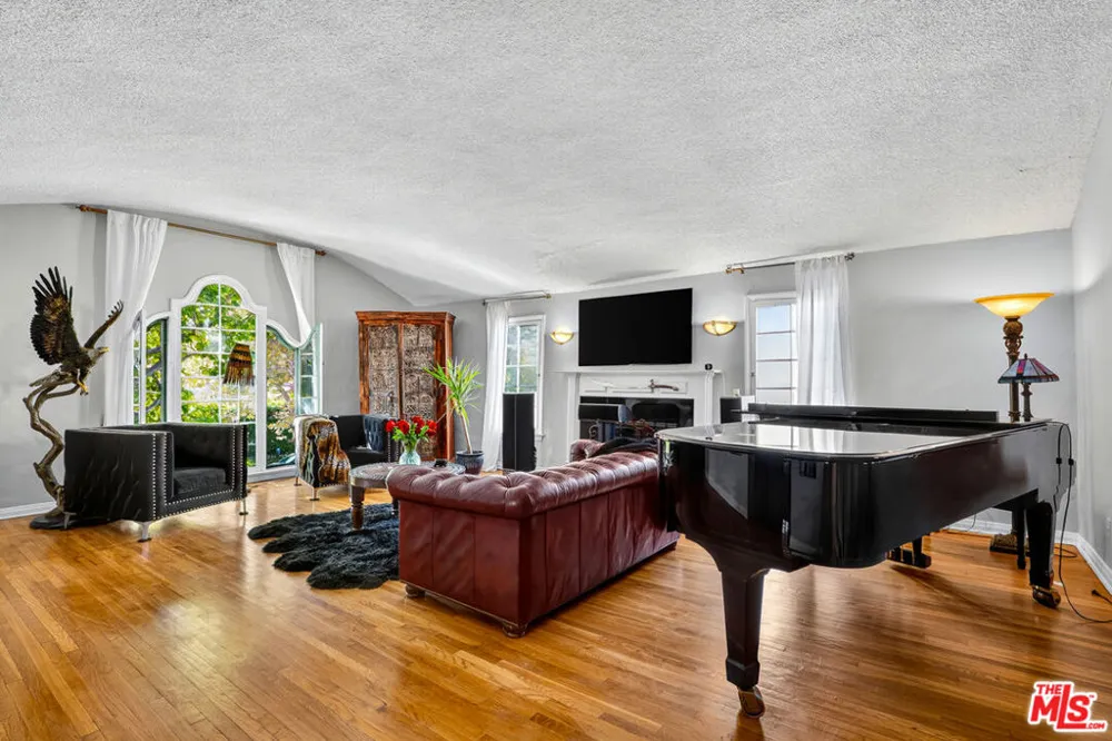 420 Orange Drive Los Angeles, CA 90036