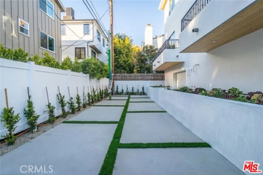 5323 Ben Avenue #1/2 Valley Village, CA 91607