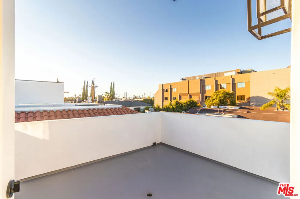 5323 Ben Avenue #1/2 Valley Village, CA 91607